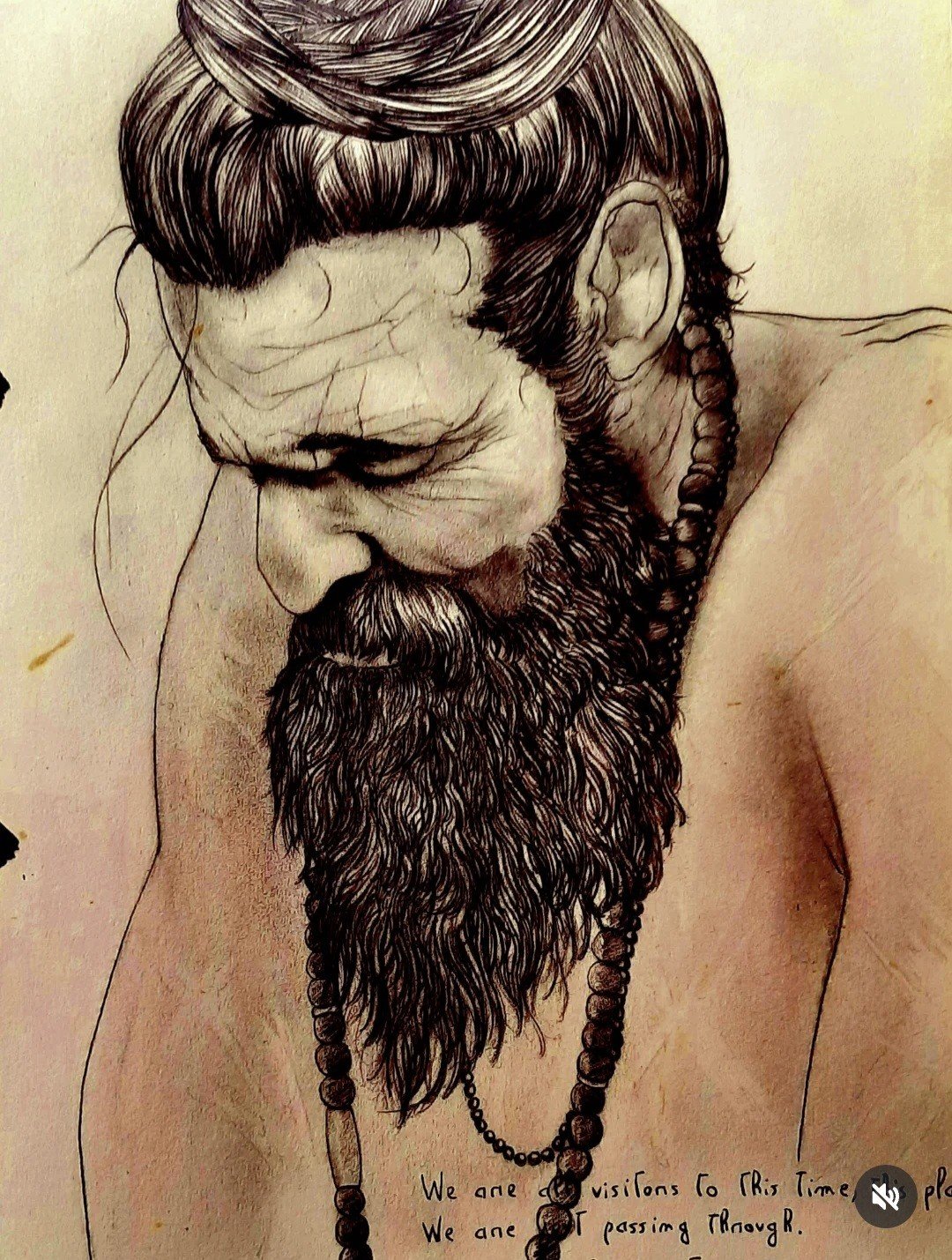 Portrait d’un homme à la longue barbe et aux cheveux relevés, tête inclinée, portant un collier de perles.