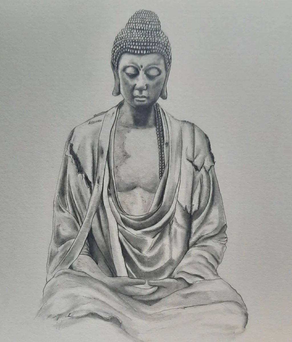 Représentation en gris d’un Bouddha assis, les yeux fermés et les mains posées l’une sur l’autre.
