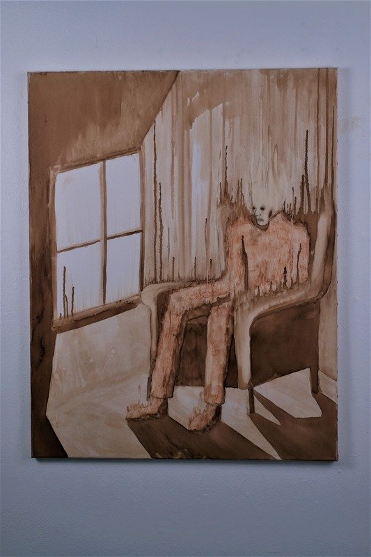 Figure pâle assise dans un fauteuil près d’une fenêtre, entourée de coulures brunes.