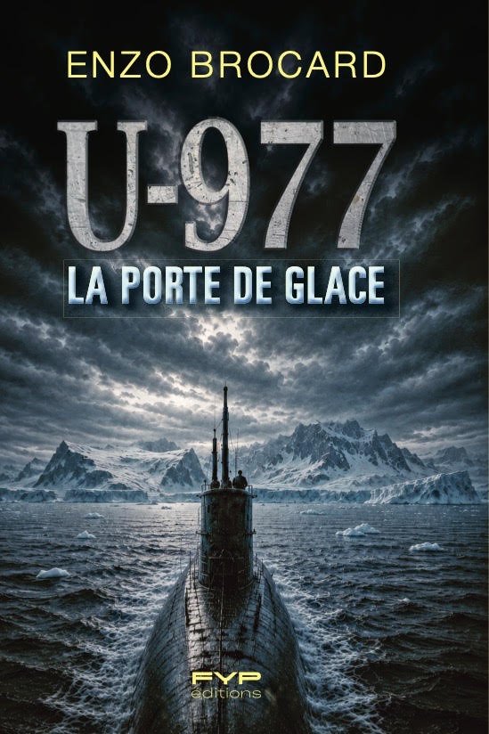 Couverture de U-977 — La Porte de glace, d’Enzo Brocard : un sous-marin devant les glaces de l’Antarctique.